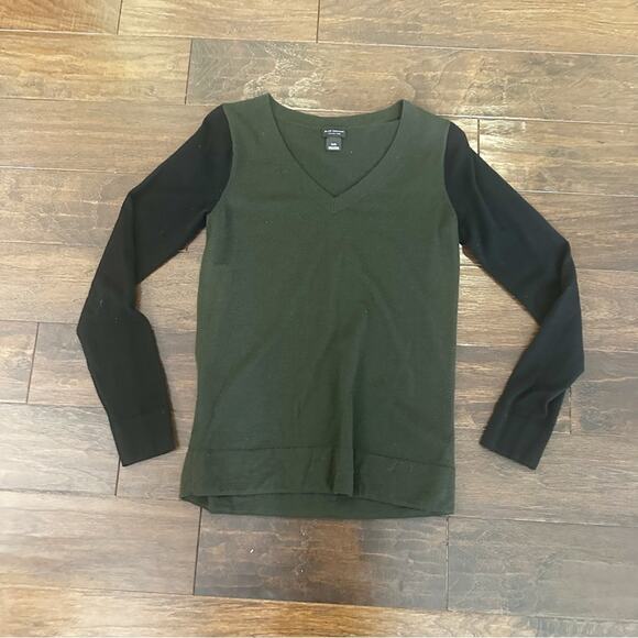 Club Monaco Agnes Sweater V Neck 100% Extra Fine Merino Wool MEDIUM Green Black - Picture 10 of 11